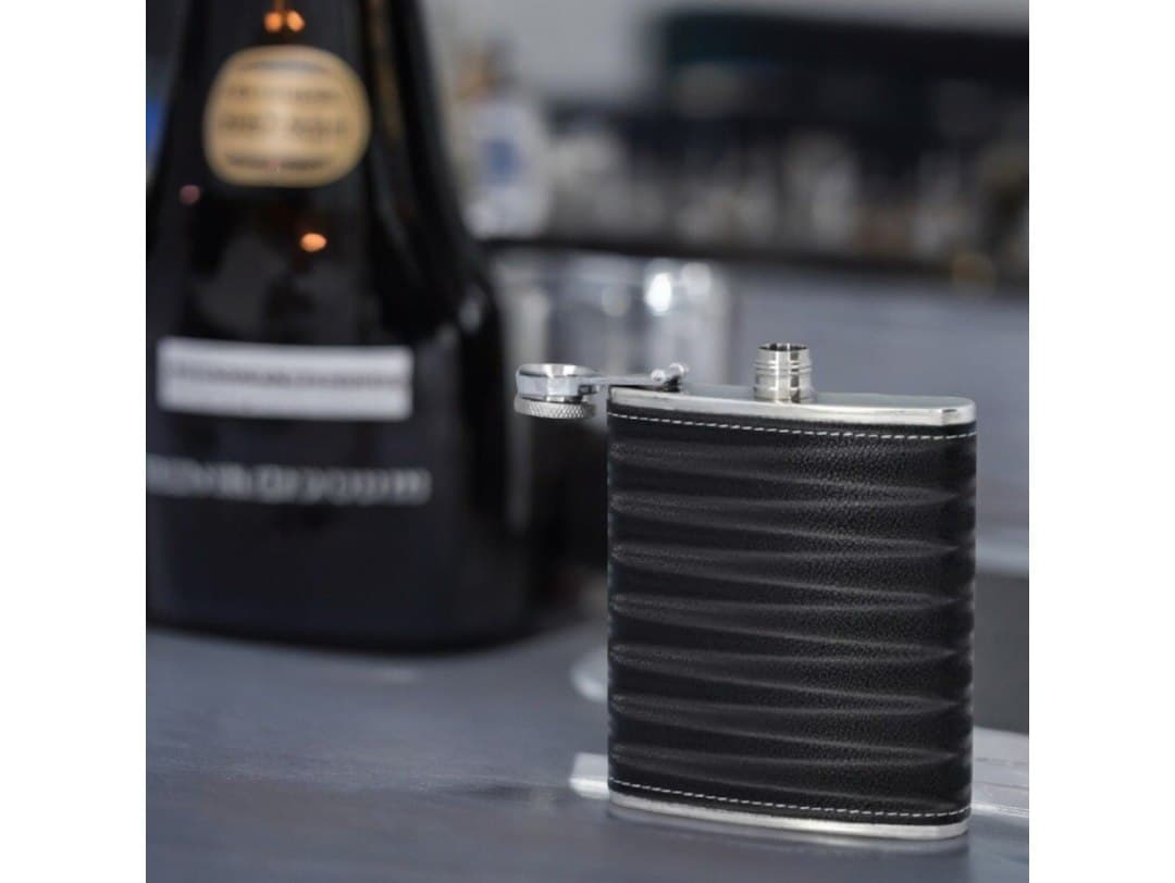 Piersiówka metalowa czarna stal nierdzewna 240ml